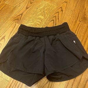Lululemon - Tracker Mid-Rise shorts 4-way stretch